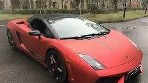 詹姆斯背身强打篮下，单挑二人成功得分