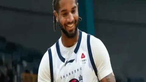 他由“备胎”跃升赛季最佳主帅，新王朝缔造者实至名归