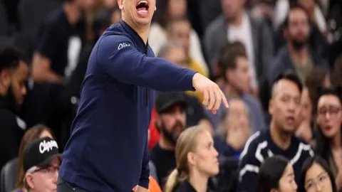 范加尔表示惋惜穆勒不再担任主力，其离队应享隆重告别仪式